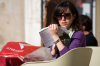 Perugia: Eine junge Frau entspannt sich beim Lesen in der wrmenden Frhlingssonne 