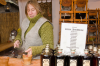 Bremen, Mittelaltermarkt: Frau schnkt heien Fruchtwein aus