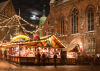 Bremen: Der Vollmond scheint ber dem stimmungsvollen Bremer Weihnachtsmarkt