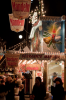 Bremen: Vollmond ber einem Mandelstand des Bremer Weihnachtsmarktes