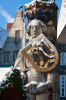 Bremen: Der Bremer Roland mit dem doppelkpfigen Adler zur Zeit des Weihnachtsmarktes