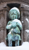 Bremen: Knabe mit Krte, eine Figurine am Marcus-Brunnen auf dem Liebfrauenkirchhof