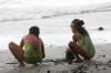 Costa Rica, Nationalpark Manuel Antonio: Im Regen spielende Mdchen am Strand