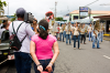 Costa Rica, La Fortuna: Ein Kamerateam filmt einen Spielmannszug