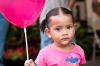 Costa Rica, La Fortuna: Ses, ernstes Mdchen mit rotem Luftballon