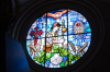 Spanien, Provinz Rioja, Graon: Kirchenfenster mit Pilgerdarstellung