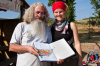 Spanien, Provinz Rioja: Pilgerin und  Marcelino zeigen eine Zeichnung, die sie in seinem Gstebuch angefertigt hat
