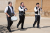 San Nicols del Real Camino: Drei Musiker ziehen durch das Dorf