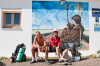 Calzadilla de la Cueza: Zwei junge Pilger vor einer Wandmalerei