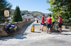 Molinaseca: Radpilger machen eine Pause vor der romanischen Brcke ber den Ro Meruelo