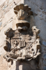 Molinaseca: Steinernes Wappen an einer Hausecke