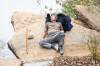 Ein Pilger hlt am Flussufer einen Mittagsschlaf