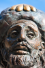 La Faba: Kopf einer bronzenen Pilgerfigur mit Jakobsmuschel