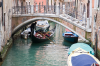 Italien, Venedig: Ein Gondoliere steuert seine Gondel unter einer kleinen Brcke hindurch