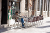 Italien, Venedig: Ein Mann geniet die Frhjahrssonne in einem Caf