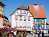 Frankreich, Elsass, Ribeauvill: Fachwerkhuser mit Storchennest auf der Place 1re Arme