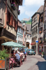 Frankreich, Elsass, Ribeauvill: Die enge, mittelalterliche Gasse der  Grand' Rue gibt den Blick auf die Ruine der Ulrichsburg frei