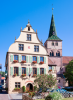 Frankreich, Elsass, Turckheim: Das Rathaus der Stadt mit der rmisch-katholischen Kirche St-Anne