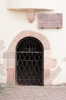 Frankreich, Elsass, Dambach-la-Ville: Schmiedeeisernes Tor und Tafel vor dem Beinhaus der Kapelle  St. Sbastien
