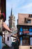 Frankreich, Elsass, Dambach-la-Ville: Rue du Gnral de Gaulle mit Blick auf die neoromanische Kirche Saint Etienne
