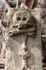 Frankreich, Elsass, Dambach-la-Ville: Das Relief eines Totenkopfes mit gekreuzten Knochen als Vanitas Symbol