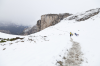 Italien, Sdtirol, Dolomiten: Der verschneite Weg nach Wolkenstein. Solch ein Wetter kann einen hier auch im Hochsommer ereilen.