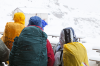 Italien, Sdtirol, Dolomiten: Wanderruckscke auf ihrem Weg durch die verschneite Landschaft