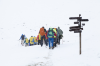 Italien, Sdtirol, Dolomiten: Eine Wandergrupe auf ihrem verschneiten Weg nach Wolkenstein
