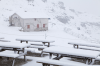 Italien, Sdtirol, Dolomiten: Verschneite Bnke vor der Puezhtte. Hier kann es auch im Hochsommer schneien