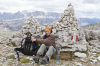 Italien, Sdtirol, Dolomiten: Eine erschpfte Wandererin macht im Windschatten eines Steinmnnchens glcklich eine wohlverdiente Pause