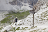 Italien, Sdtirol, Dolomiten: Ein Wegweiser an der Roascharte