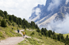 Italien, Sdtirol, Dolomiten: Der geschwungene Weg entlang der imposanten Geislerspitzen