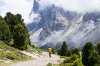 Italien, Sdtirol, Dolomiten: Eine Wandererin auf ihrem Weg entlang der imposanten Geislerspitzen