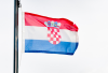Kroatien, Istrien, Rovinj: Die kroatische Flagge flattert im Wind