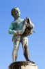 Kroatien, Istrien, Rovinj: Die Bronzeplastik eines Jungen mit einem Fisch bekrnt einen Brunnen im Sdhafen