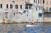 Kroatien, Istrien, Rovinj: Ein Fischer in seinem kleinen Boot bei seiner morgendlichen Arbeit