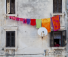 Kroatien, Istrien, Rovinj: Bunte Wsche trocknet vor einer Huserfassade