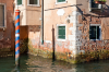 Venedig, Veneto, Italien: Ein Poller wirft seinen Schatten auf eine Huserwand am Rio Foscari