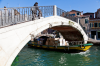 Venedig, Veneto, Italien: Eine Brcke berspannt den viel befahrenen Rio Foscari
