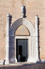 Venedig, Veneto, Italien: Eine Glubige verlsst die Kirche Santa Maria dei Frari 
