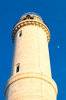 Murano, Veneto, Italien: Der Leuchtturm der Insel in der Abendsonne mit Mond