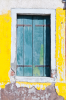 Burano, Veneto, Italien: Geschlossene Fensterlden eines quietschgelben Hauses