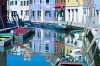Burano, Veneto, Italien: Die typischen farbenfrohen Huser der Insel an der Fondamenta Pontinello Destra spiegeln sich malerisch im Wasser