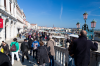 Venedig, Veneto, Italien: Geschftiges Treiben auf der Uferpromenade Riva Degli Schiavoni