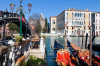 Venedig, Veneto, Italien: Ein Gondelanleger am Fue der Ponte dell'Accademia