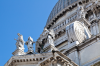Venedig, Veneto, Italien: Detail der Basilica Santa Maria della Salute mit Engelsfiguren und Volute