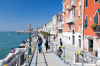 Venedig, Veneto, Italien: Blick entlang der Uferpromenade Fondamenta Zattere Ponte Lungo