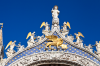 Venedig, Veneto, Italien: Der Heilige Markus, Engel und der vergoldete Markuslwe, ein Detail aus dem Giebel der Basilica di San Marco