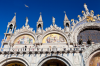 Venedig, Veneto, Italien: Ein Detail aus dem Giebel der Basilica di San Marco