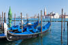 Venedig, Veneto, Italien: Gondeln an der Molo, dem Anleger an der Uferpromenade Fondamenta Zattere Ponte Lungo